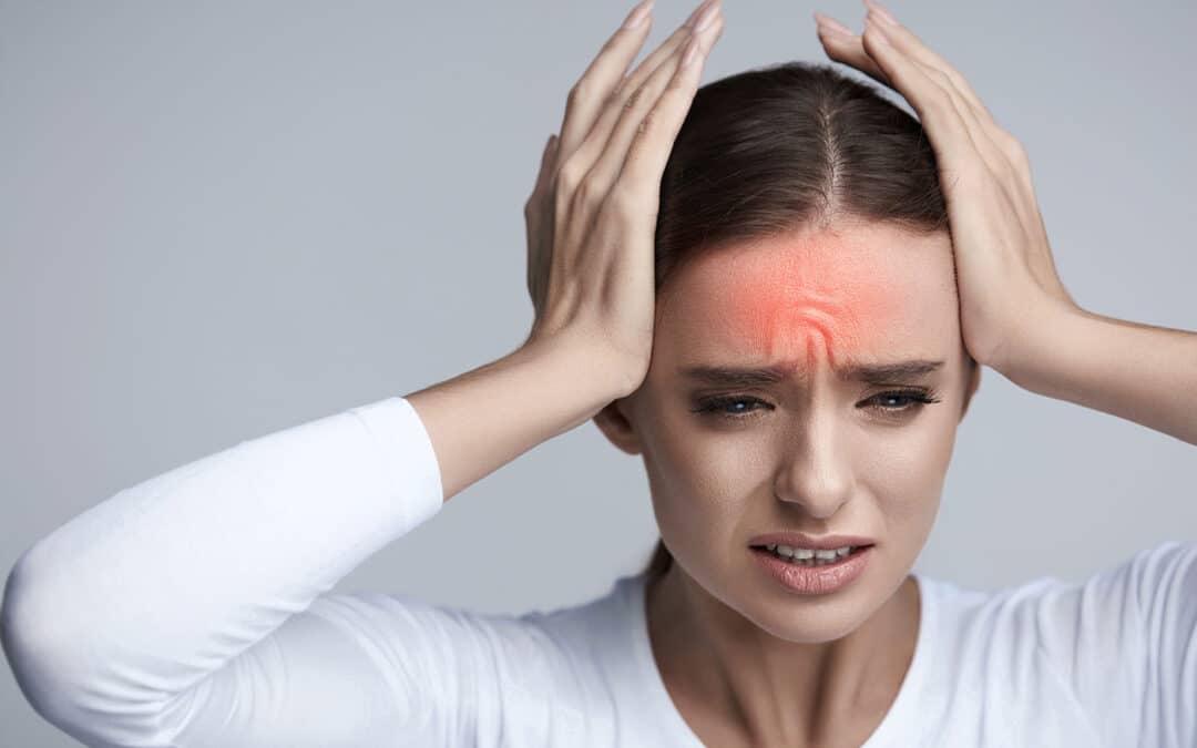Hoe kan een chiropractor helpen bij hoofdpijn die vanuit de nek komt?